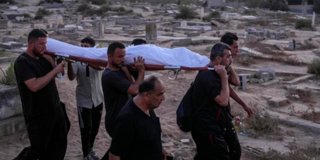 Palestinos llevan un cuerpo al cementerio en Deir al-Balah, Franja de Gaza. Foto: Tomada de Hispan TV