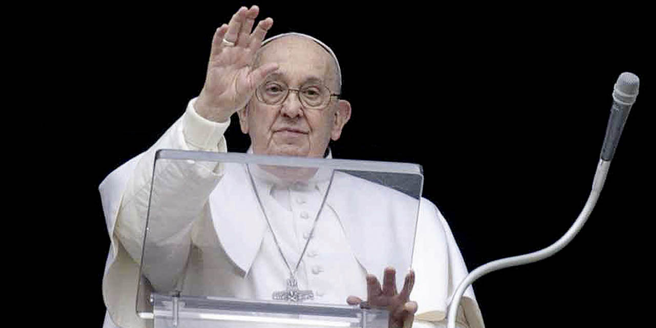 El papa Francisco, luego del rezo del Ángelus en la plaza de San Pedro del Vaticano.