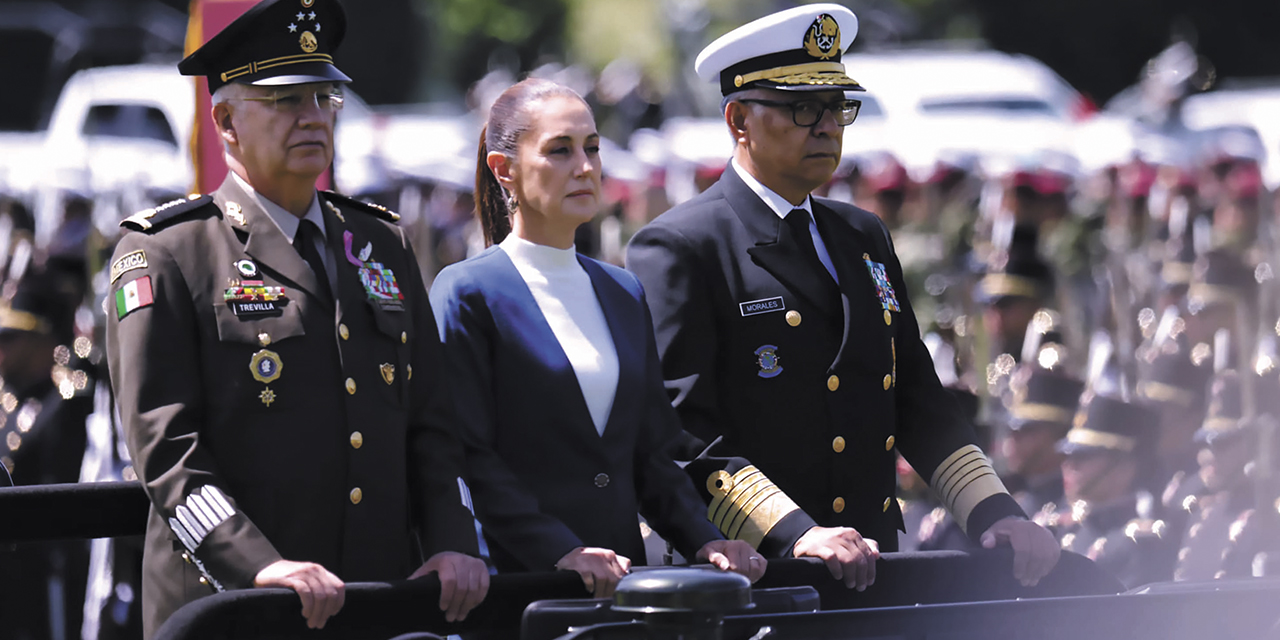 Claudia Sheinbaum en el reconocimiento militar mexicano a su mandato. | Foto: Sheinbaum /RRSS