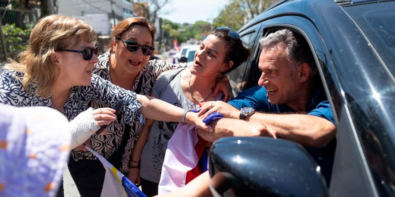 El candidato Yamandú Orsi junto a simpatizantes durante el cierre de campaña. Foto: Yamandú ORSI