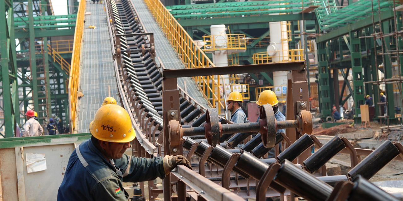 Los trabajos de instalación de equipos en el complejo del Mutún. Foto: ESM