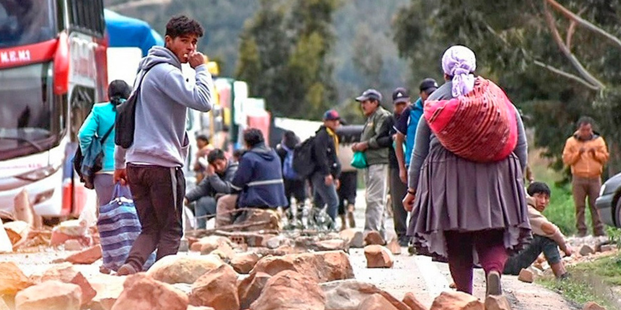 La gente camina en un bloqueo en Cochabamba. Foto: Archivo