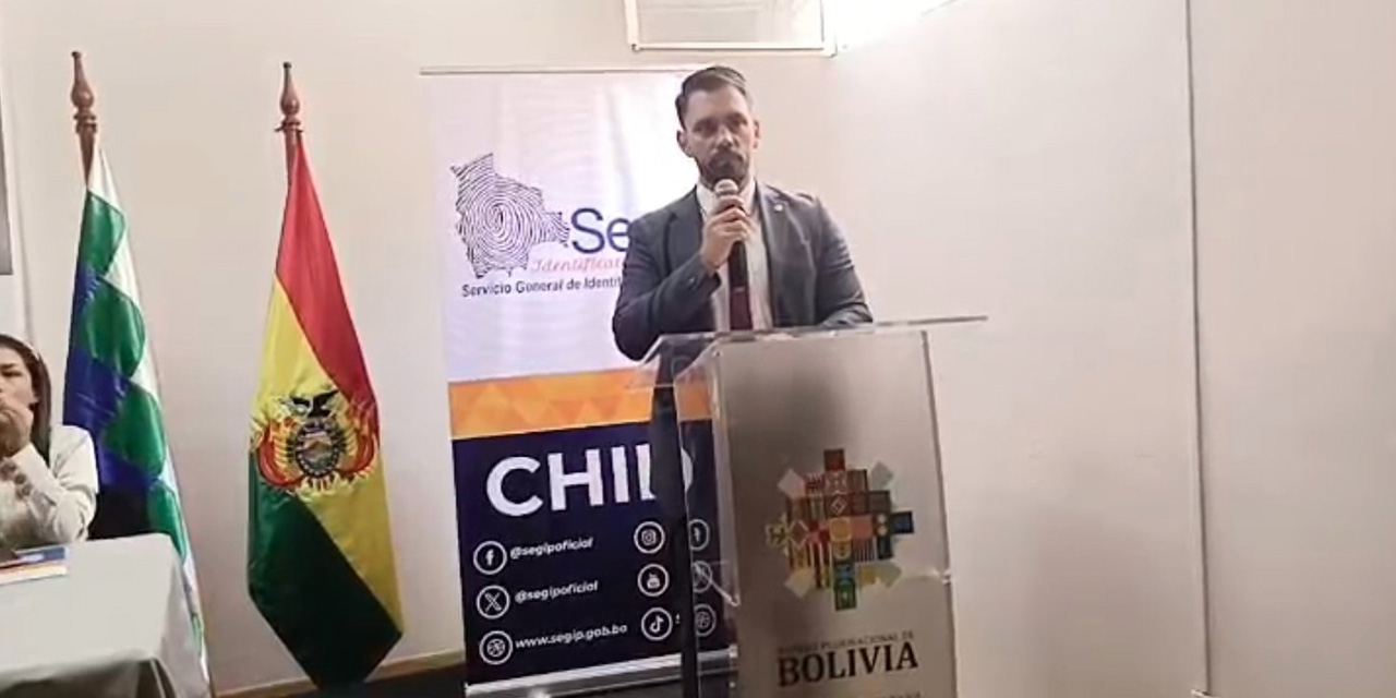 El ministro de Gobierno, Eduardo Del Castillo, inaugura la oficina del Segip en Chile. Foto:  Ministerio de Gobierno