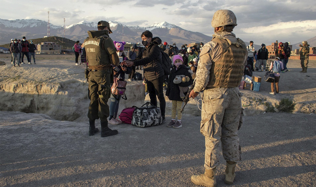 Migrantes controlados por carabineros de Chile. (Foto: Sputnik)