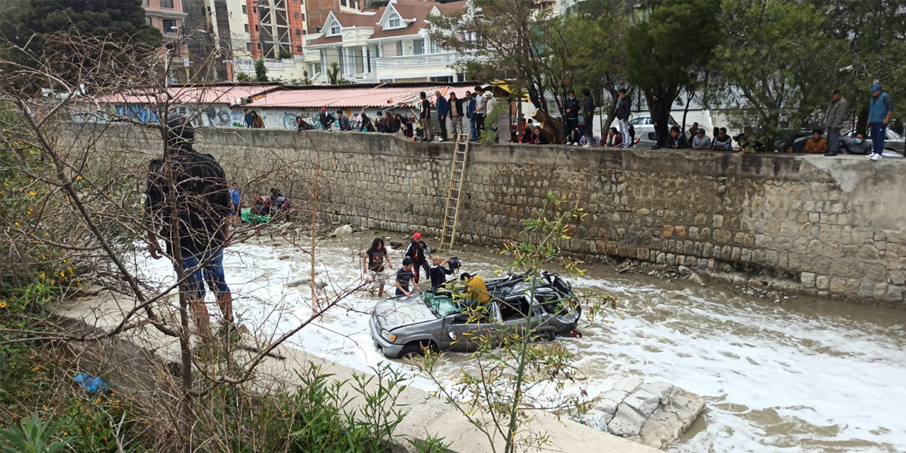 Bomberos rescatan a ocupantes de la vagoneta que cayó al río Choqueyapu