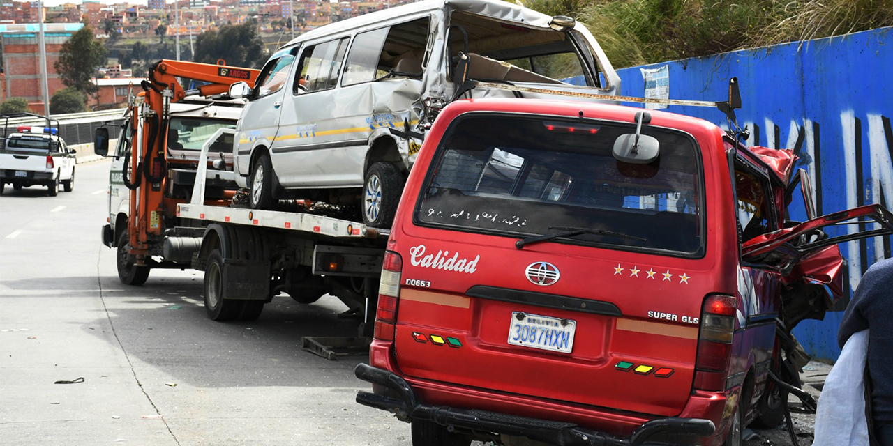 La Policía retira los dos vehículos que protagonizaron el accidente de tránsito. (Foto: APG)