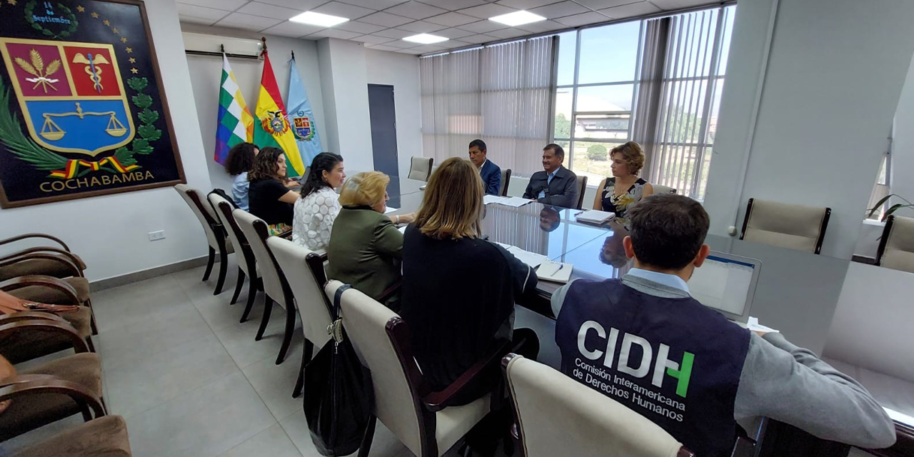 La comisión en Cochabamba se reunió con el gobernador Humberto Sánchez. (Foto: Gobernación de Cochabamba)