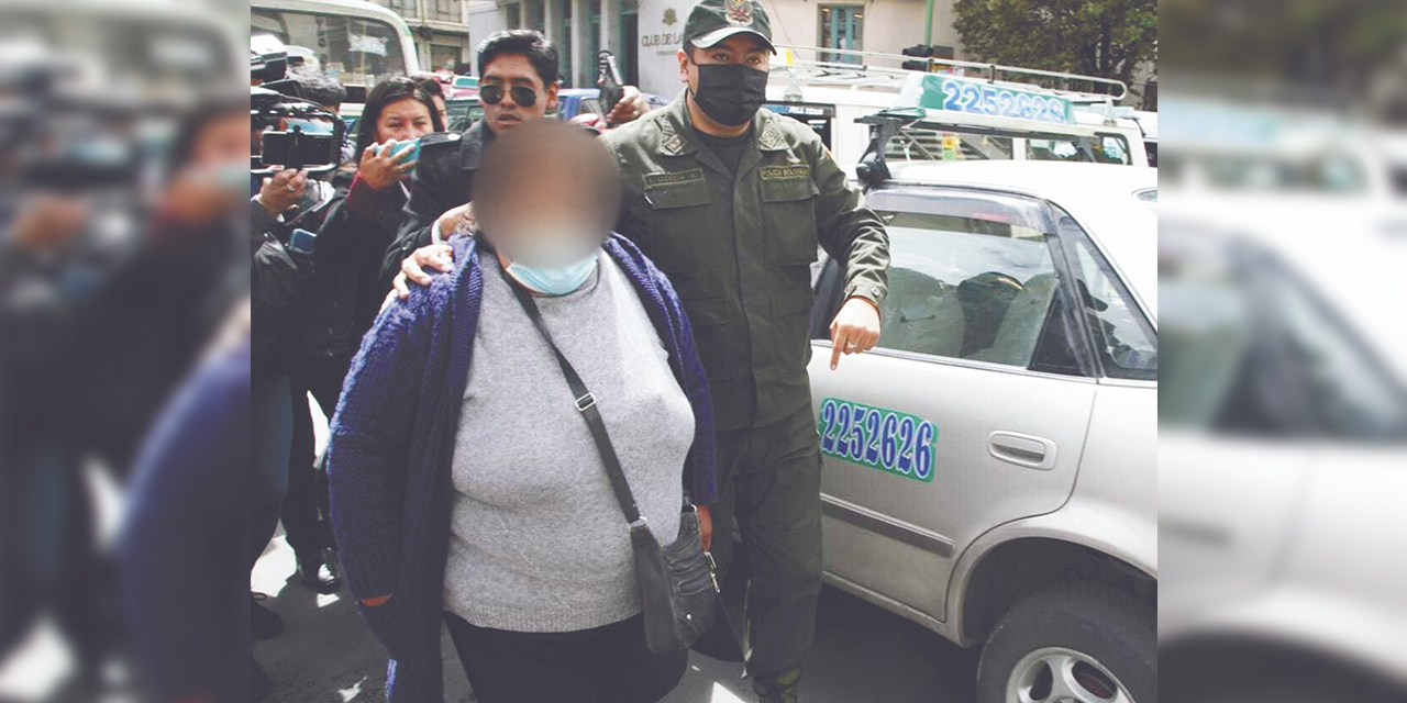 Mujer librecambista arrestada en inmediaciones del Obelisco. (Foto: Jorge Mamani)