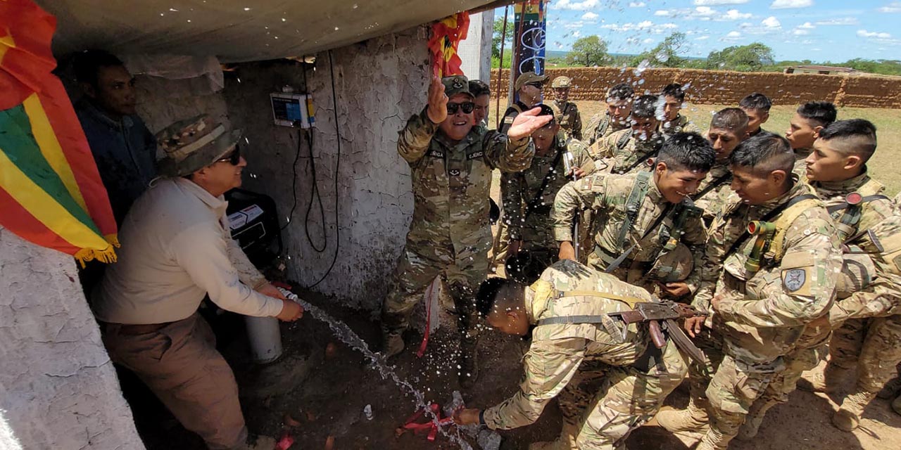 Ministerio de Defensa beneficia con un pozo de agua a soldados en Fortín Ravelo, limítrofe con Paraguay