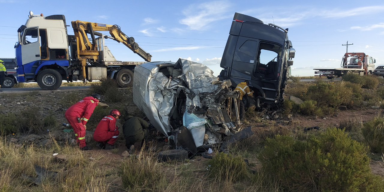 El siniestro que se suscitó en la carretera Pisiga-Oruro. (Foto: APG)