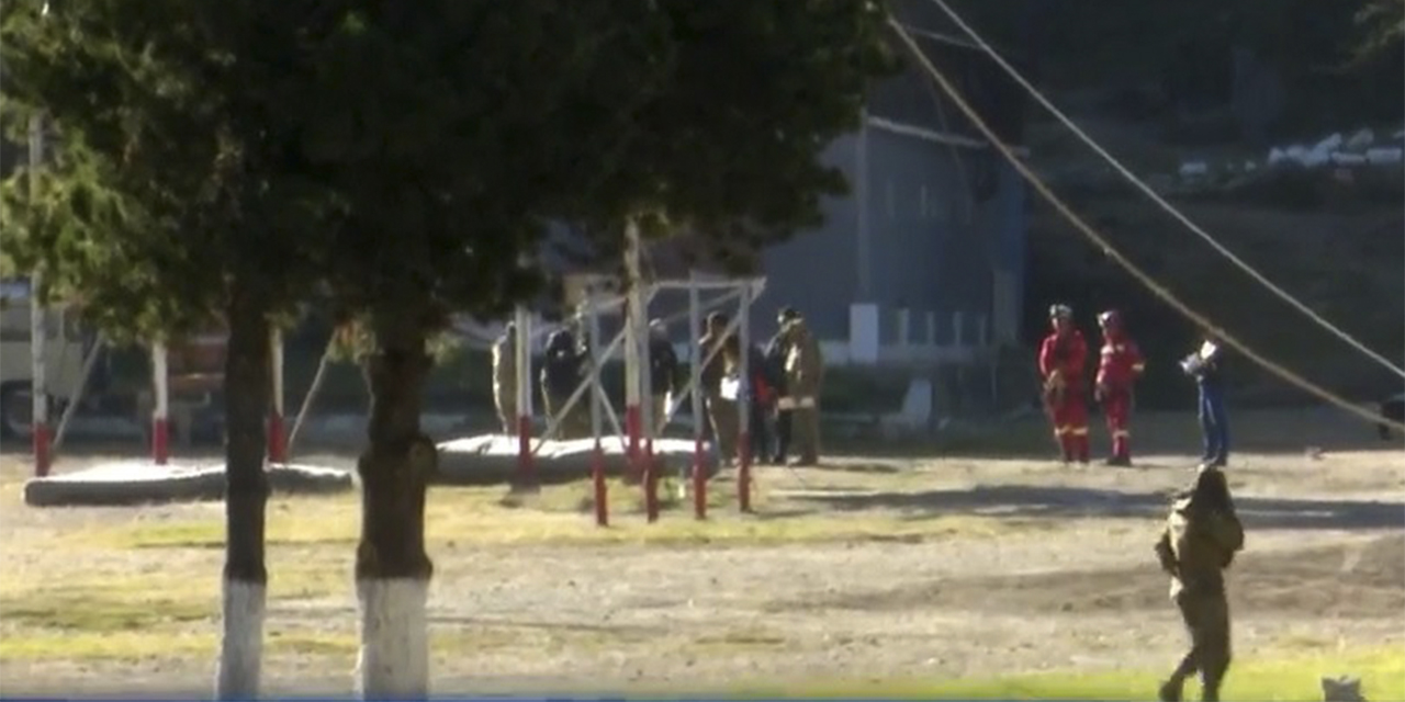 La fiscal Quispe, investigadores de la FELCC y personal de Bomberos recolectan evidencias en el Colegio Militar Gualberto Villarroel. (Foto: BTV)