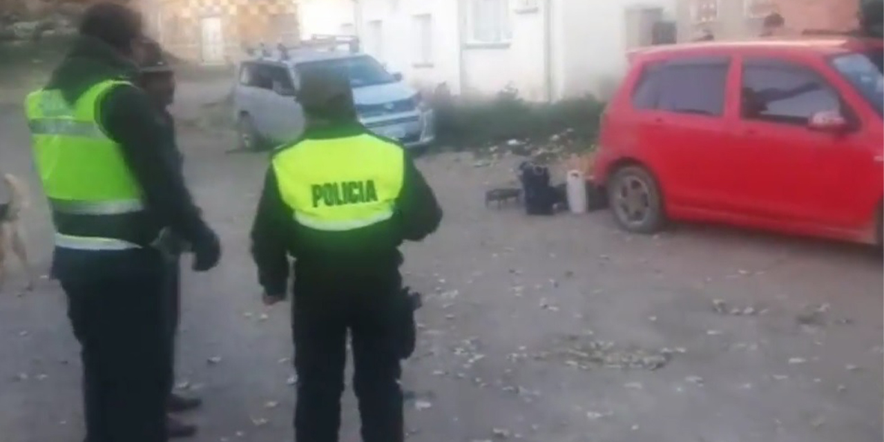 Los policías de Pazña después de la agresión a su módulo policial. (Foto: RRSS)