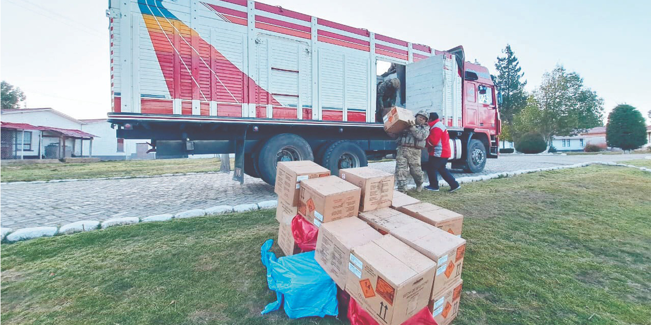 Los explosivos y detonantes comisados por efectivos del viceministerio del área. (Foto: Defensa)