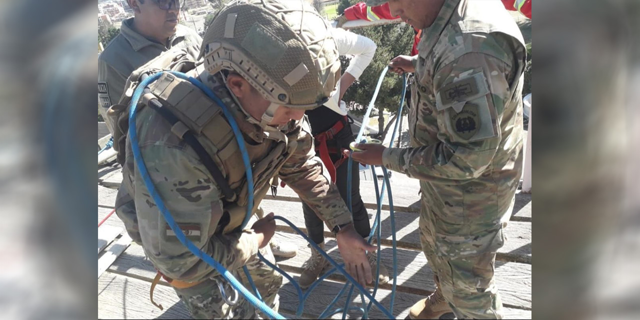 Militares hacen una prueba de acción combativa.