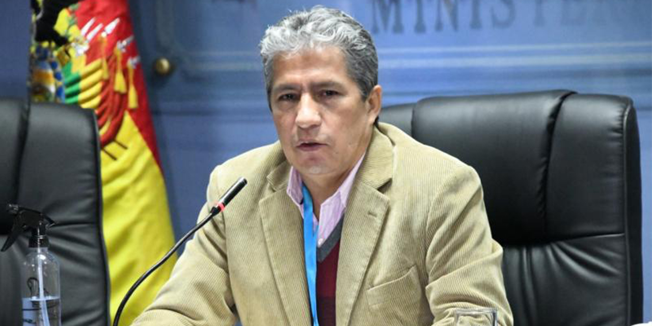 Ministro Novillo desmiente que el presupuesto de las FFAA sea mayor al de educación 