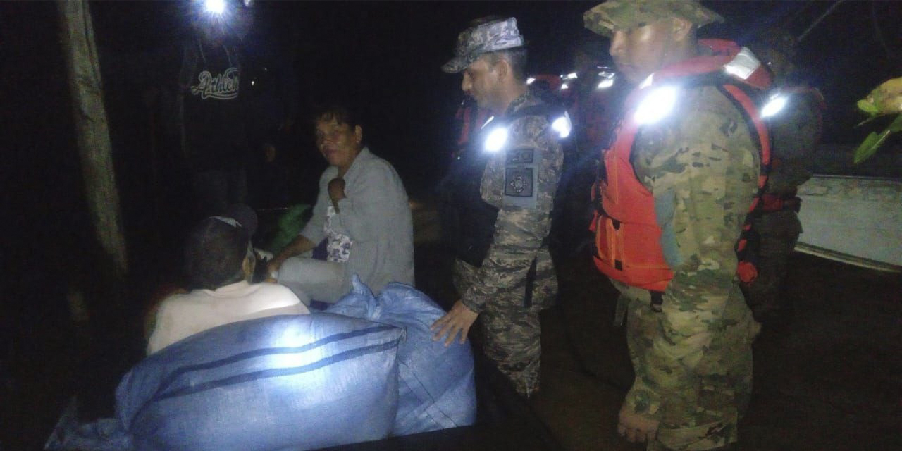 Militares ayudan en la evacuación de familias. (Foto: Defensa)