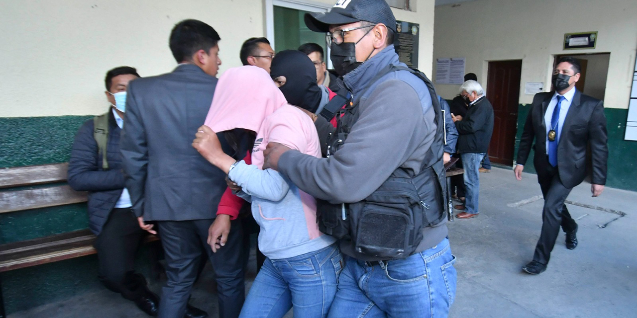 Policías trasladan a la aprehendida. (Foto: APG)