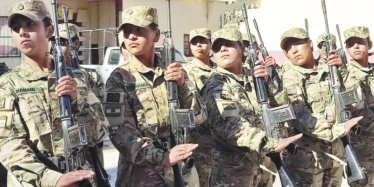 Damas en su instrucción militar de manejo de armas.