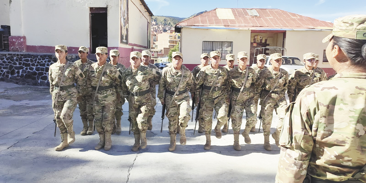 Damas soldados del Comando de Telecomunicaciones Vidaurre.