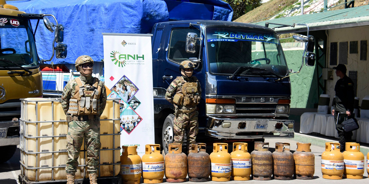 Parte del combustible y garrafas comisadas en la lucha anticontrabando. (Foto: Archivo)