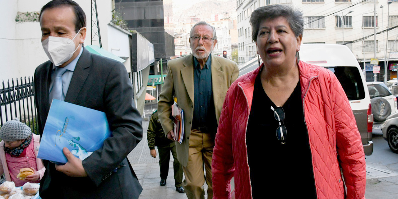 Los juristas ‘independientes’ salen de la audiencia en los juzgados. (Foto: APG)