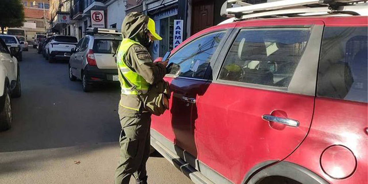 Un policía infracciona al conductor de un vehículo. (Foto: Archivo)