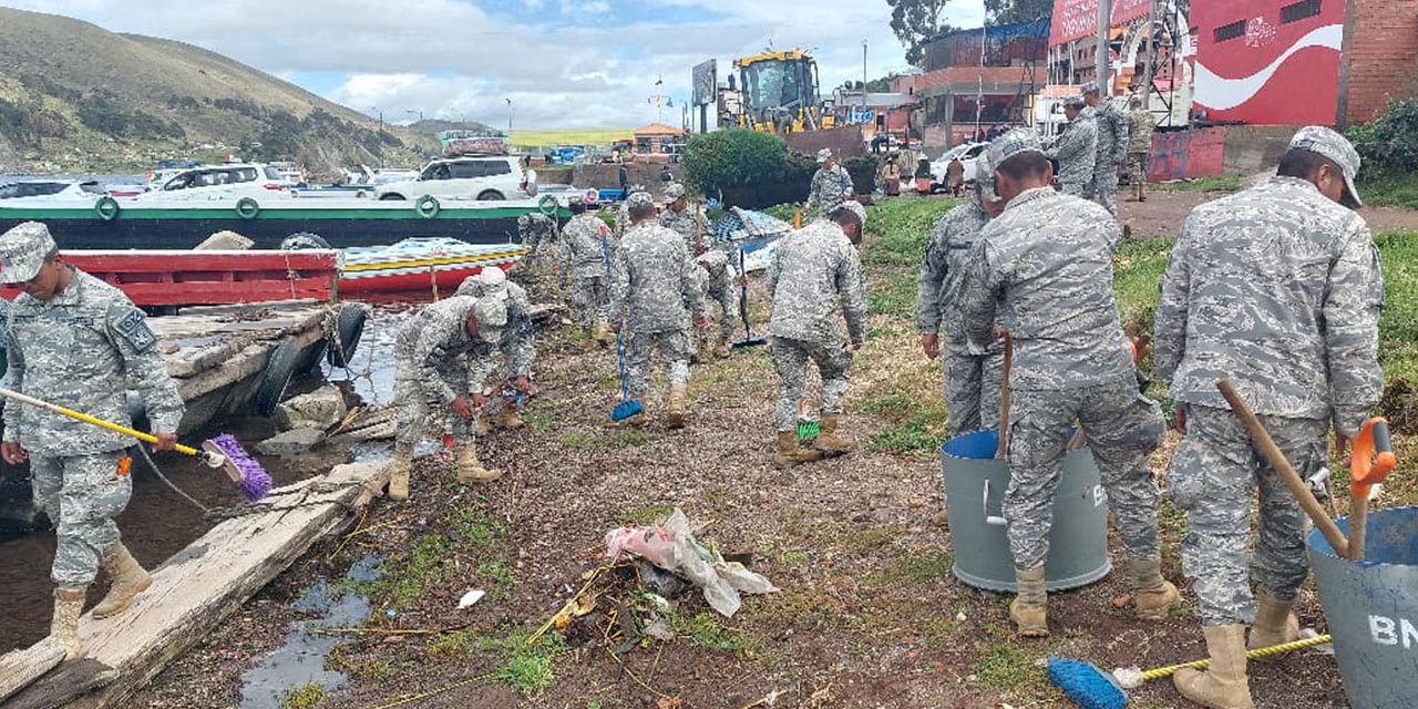 Efectivos militares limpian las orillas de Tiquina. | Foto: Defensa