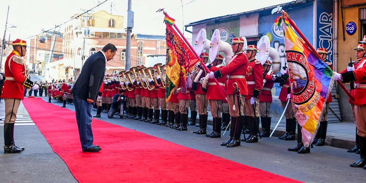 El presidente Luis Arce en el saludo a los símbolos patrios. (Foto: Ministerio de Defensa)