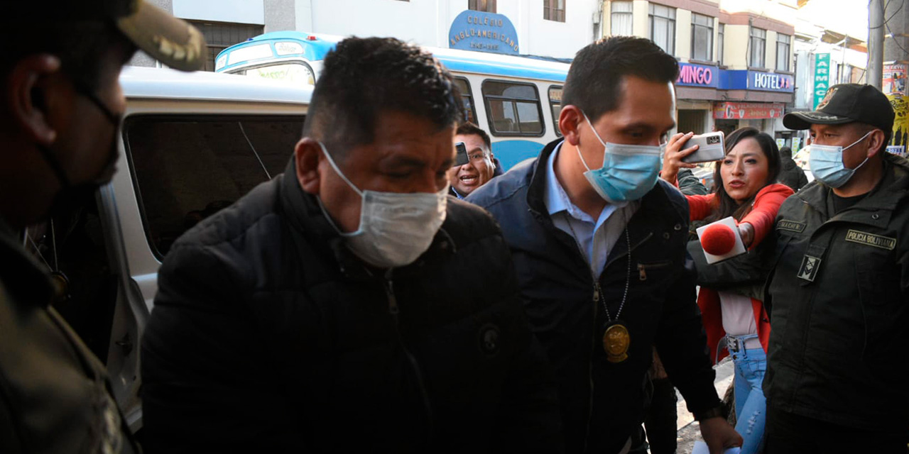 Momento del traslado del exministro de Medio Ambiente y Agua, Juan Santos Cruz, a la cárcel de San Pedro (Foto: Gustavo Ticona)