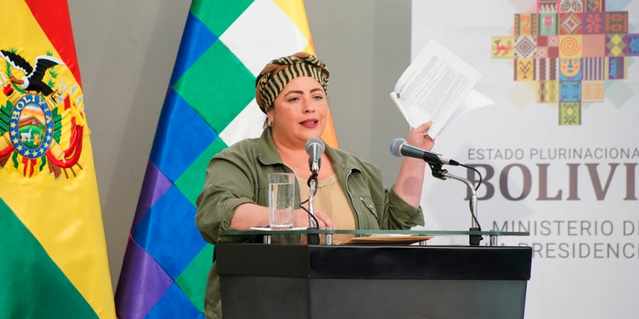 La ministra de la Presidencia, María Nela Prada, en conferencia de prensa, muestra la propuesta normativa que envió al Legislativo. (Foto: Jorge Mamani)