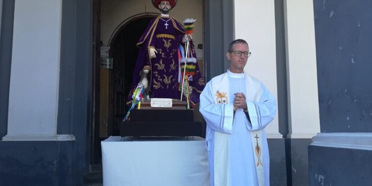 El sacerdote Garvin Grech es buscado en otros países. (Foto: El Periódico Tarija)