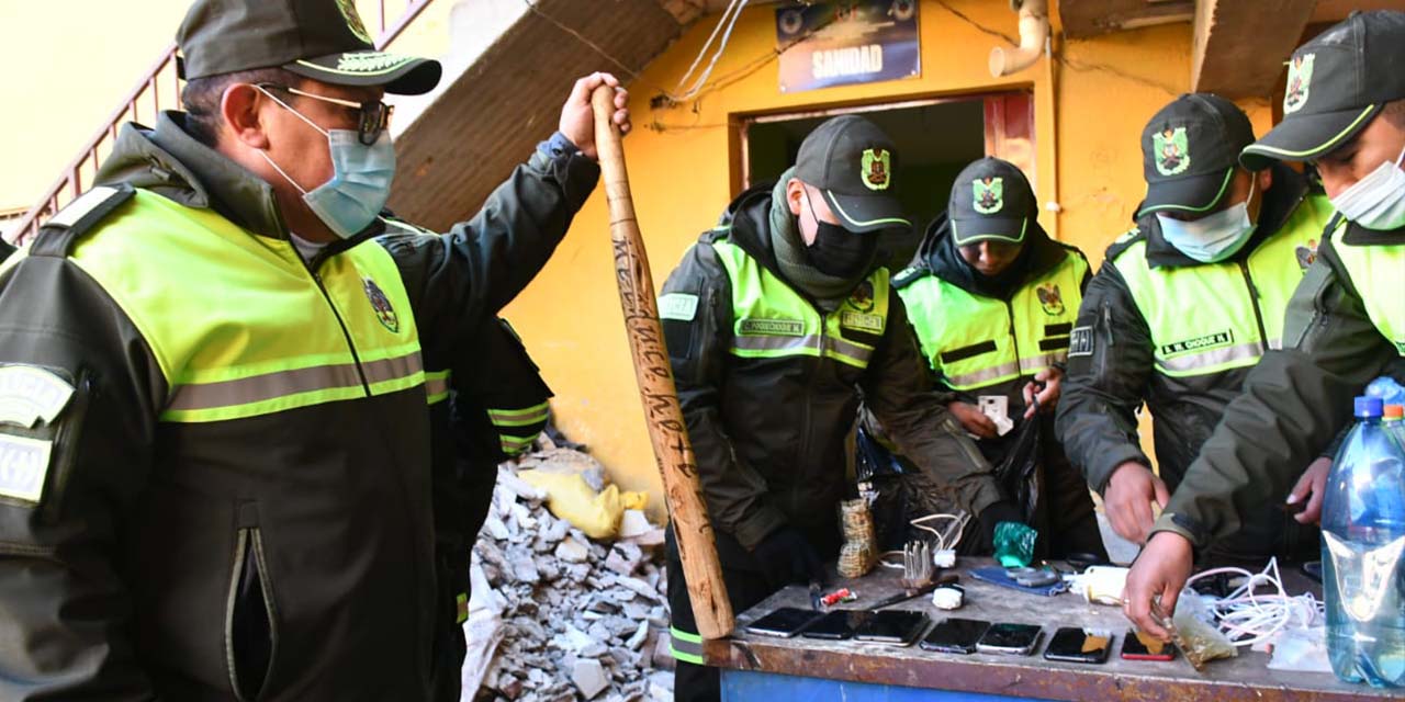 Policía secuestra armas, celulares, televisores y drogas en el penal de San Pedro de Oruro