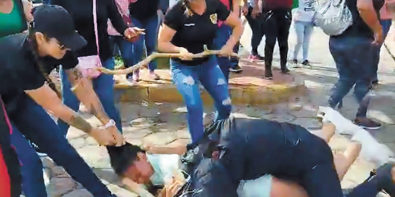 Una asambleísta cruceña es agredida en las puertas de la gobernación cruceña. (Foto: Captura DTV)