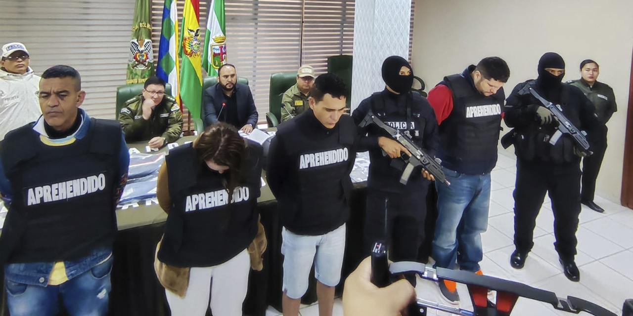 Los integrantes de la banda de atracadores de surtidores de Santa Cruz fueron presentados por el Viceministro de Seguridad Ciudadana. (Foto: VMSC)