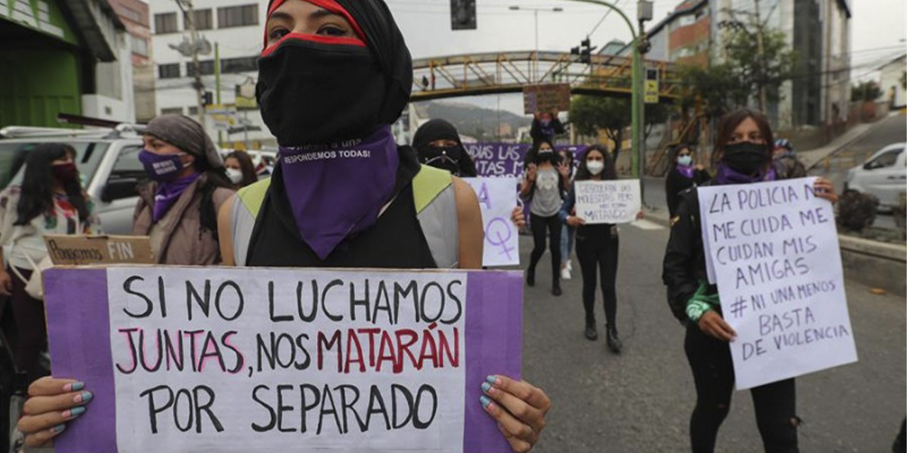 Una movilización de mujeres rechaza los feminicidios. (Foto: RRSS)