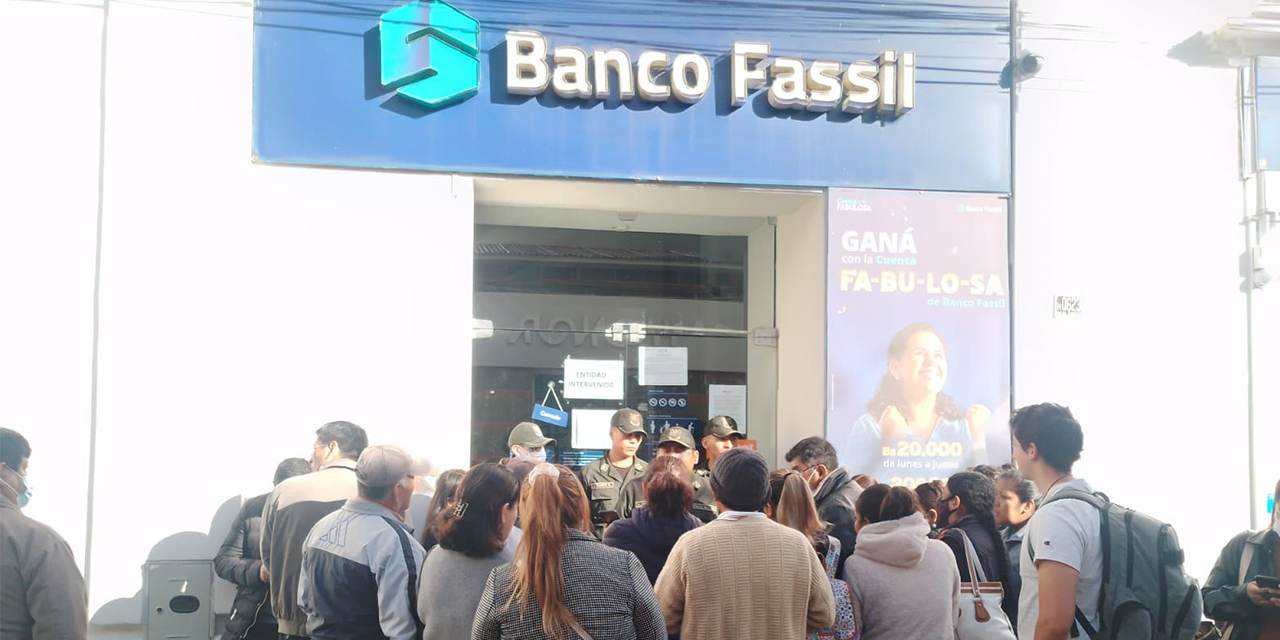 Una de las sucursales del Banco Fassil, cuando la población quería retirar su dinero. (Foto: Archivo)