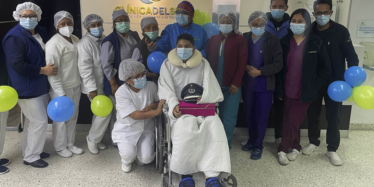 El cadete Christian López, el momento de ser dado de alta de la Clínica del Sur. (Foto: APG)