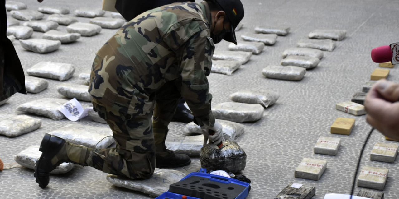 Un efectivo de la FELCN aplica un test a los paquetes de droga.