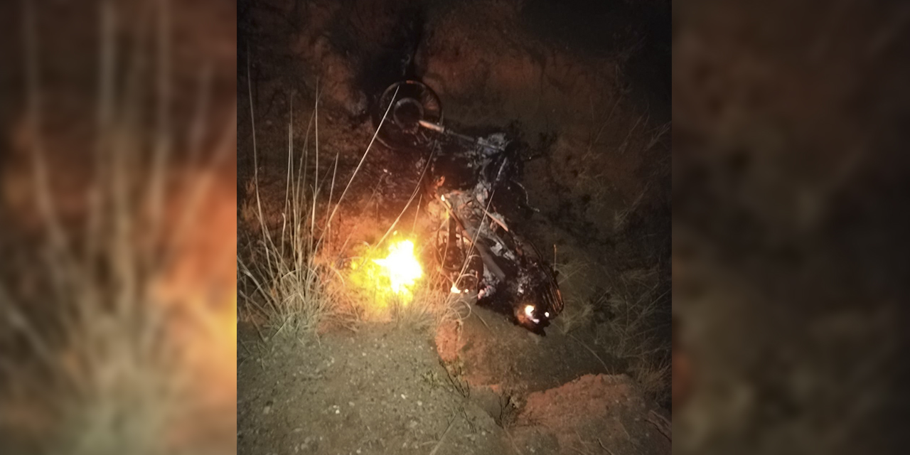 La motocicleta quemada por los contrabandistas. (Foto: Defensa)