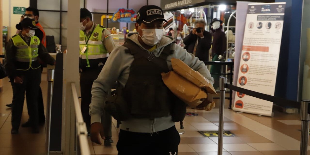 Un efectivo de la FELCN en el aeropuerto Jorge Wilstermann en Cochabamba. | Foto: APG