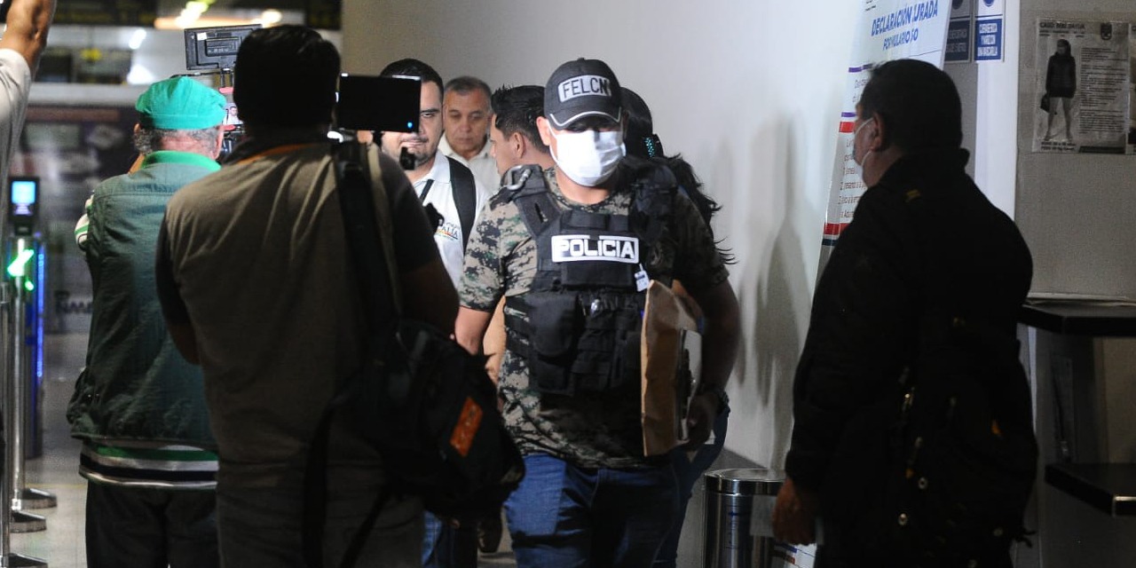 Efectivos policiales y fiscales allanan el aeropuerto de Viru Viru. (Foto: APG)