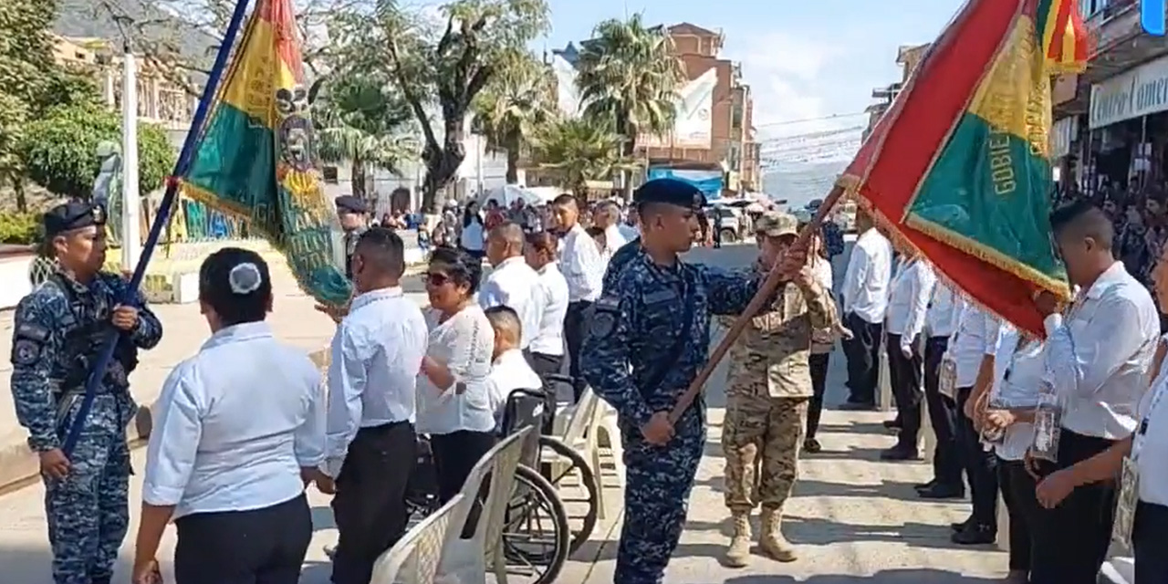 Juramento a la bandera en Caranavi, este miércoles. | Foto: Radio Televisión Municipal Caranavi