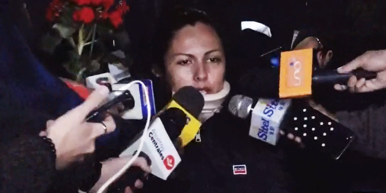 La asambleísta departamental Muriel Cruz a la salida del centro de salud en Santa Cruz. | Foto: Bolivia Tv