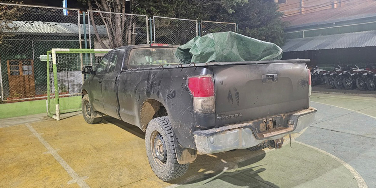 La camioneta con la que se atropelló a un efectivo policial, quien murió al instante.