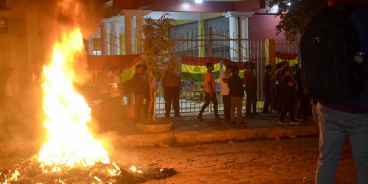 Una escena del 21 de octubre de 2019, en puertas del Tribunal Electoral Departamental. | Foto: APG