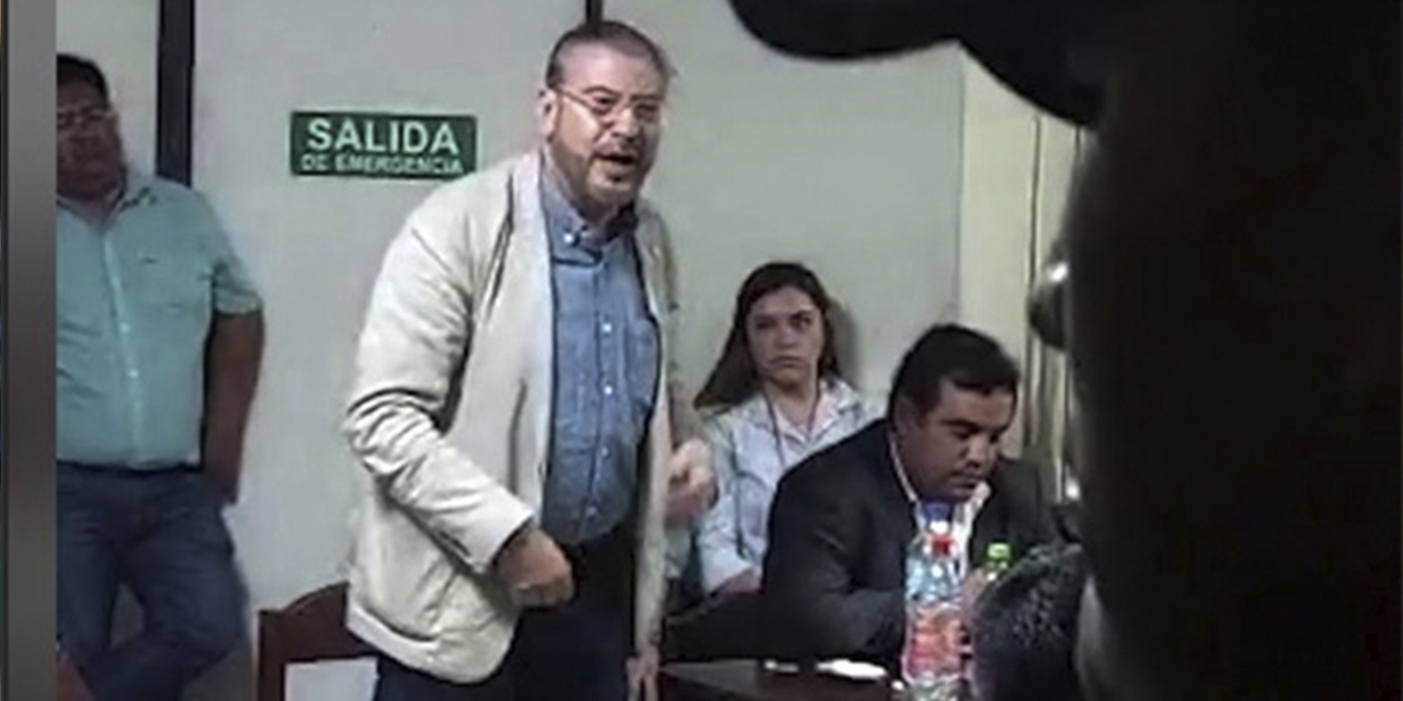 Rómulo Calvo en la audiencia en la que se determinó una sentencia de dos años de cárcel. (Foto: Captura