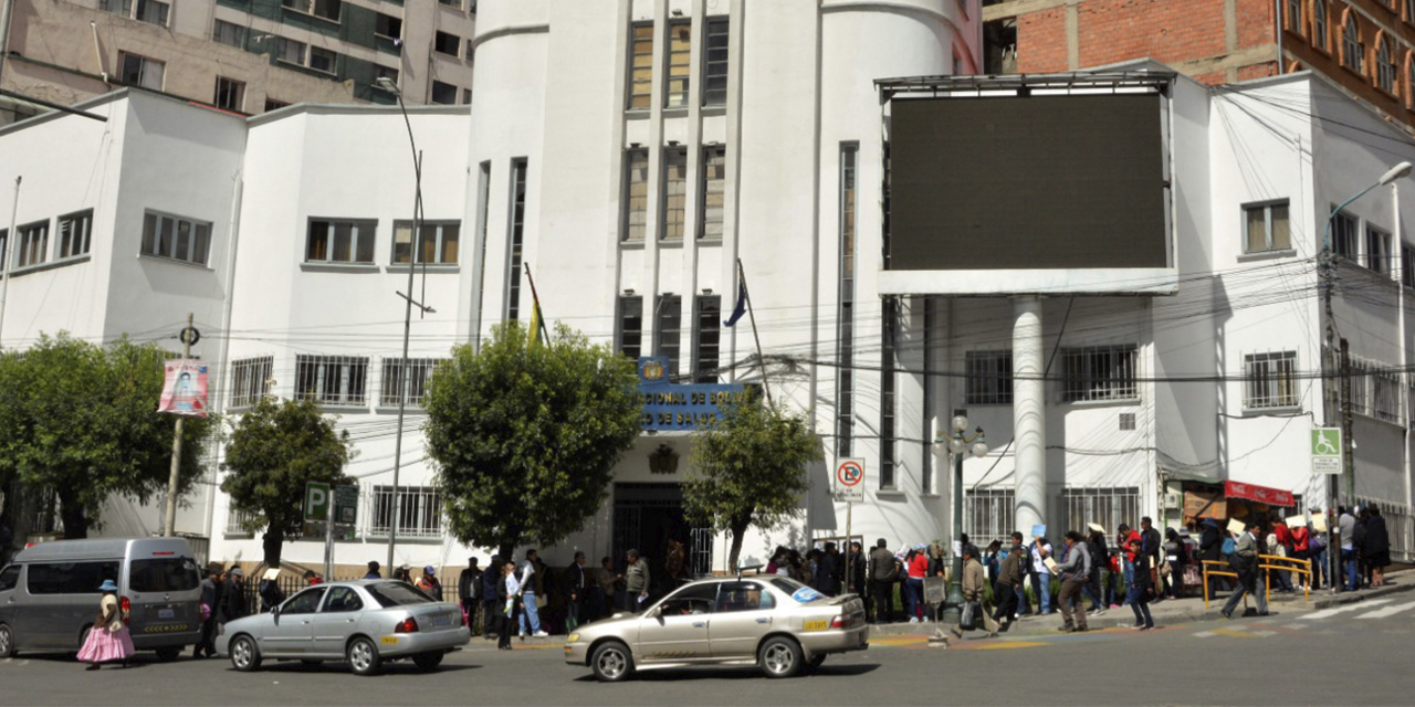 El frontis del Ministerio de Salud, que se encuentra frente a la Plaza del Estudiante. (Foto: Archivo)