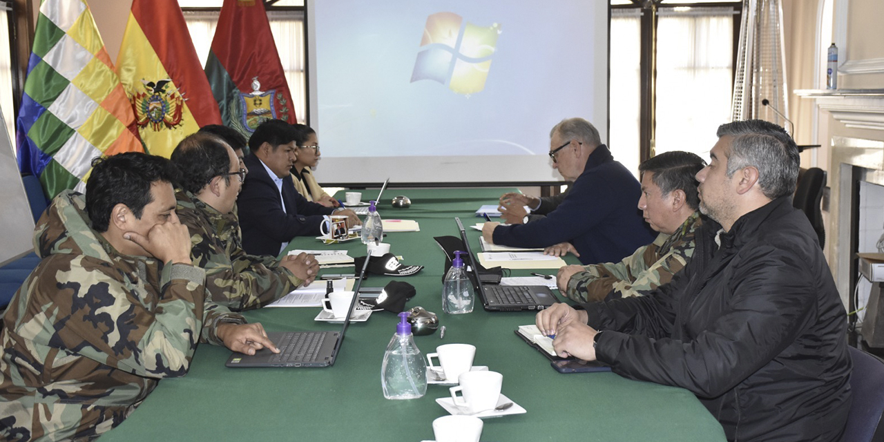 El viceministro Jaime Mamani en una reunión con los  representantes de la UNODC y la Unión Europea. 