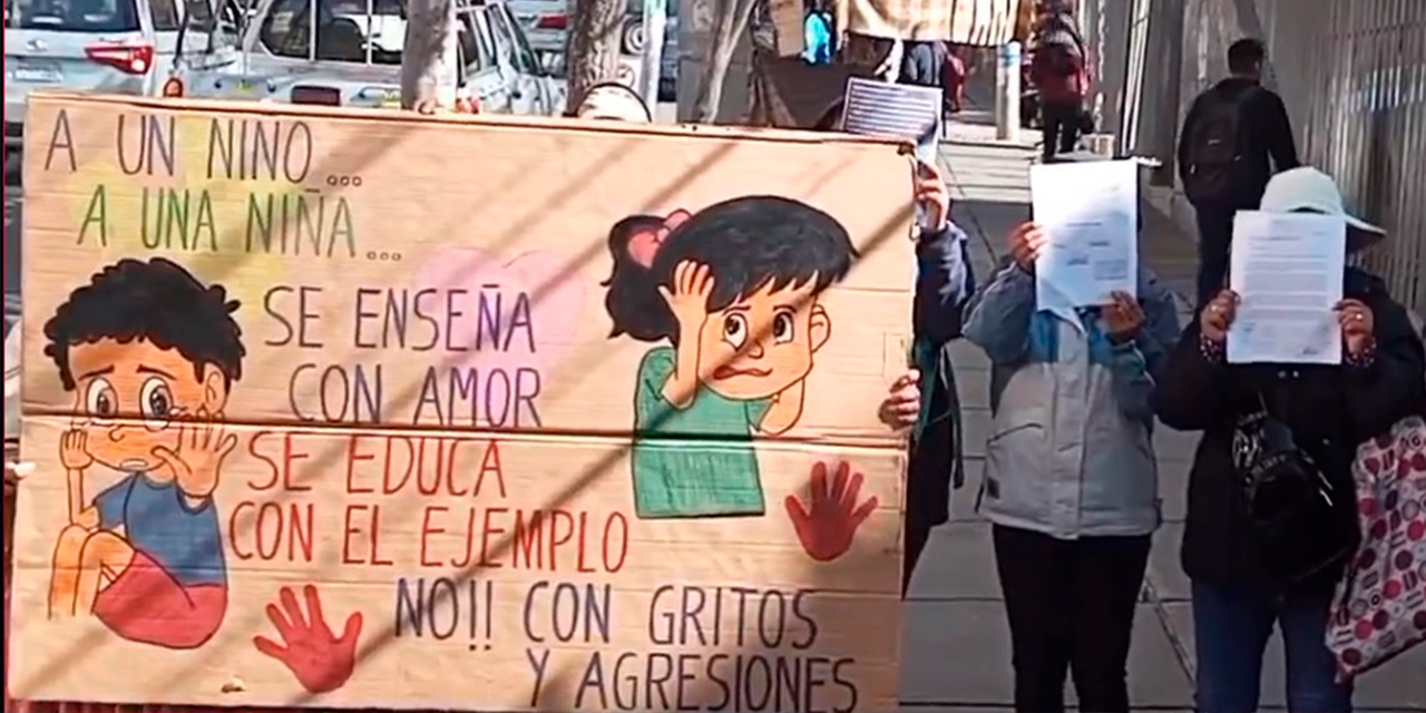 Padres de familia denuncian a una maestra por violencia. Foto: Captura de pantalla