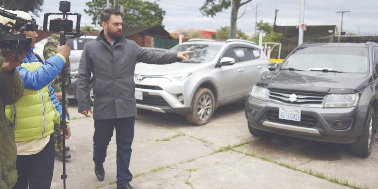 El ministro Eduardo Del Castillo con los vehículos recuperados. (Foto: Ministerio de Gobierno)